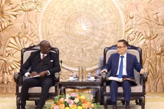 Le Hoai Trung, secrétaire du Comité central du Parti communiste du Vietnam (PCV), président de la Commission des relations extérieures du Comité central du PCV, et Révérien Ndikuriyo, secrétaire général du Conseil national pour la défense de la démocratie-Forces pour la défense de la démocratie (CNDD-FDD), parti au pouvoir au Burundi. Photo: VNA