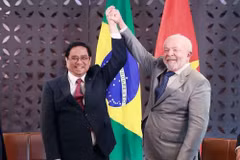 Le Premier ministre Pham Minh Chinh (gauche) et le président brésilien, Luiz Inácio Lula da Silva, le 21 mai 2023. Photo : VNA