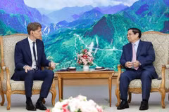 Le Premier ministre Pham Minh Chinh (droite) et Robert Maersk Uggla, président du groupe danois A.P.Moller Holding (APM Holding) et président de Maersk, membre d'APM Holding. Photo: VNA