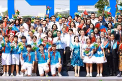 Le Premier ministre Pham Minh Chinh et des délégués au "Festival culturel pour la paix". Photo: VNA