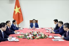 Le Premier ministre Pham Minh Chinh lors de son entretien téléphonique avec son homologue singapourien Lawrence Wong. Photo: VNA