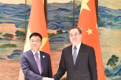 Le vice-Premier ministre Lê Thanh Long (gauche) et son homologue chinois Ding Xuexiang. Photo: VNA