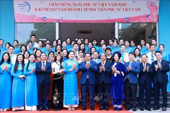 Le Premier ministre Pham Minh Chinh, des responsables de l'Union des femmes vietnamiennes, des enseignants et étudiants de l'Académie des femmes du Vietnam. Photo : VNA