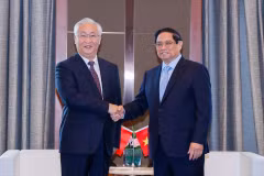 Le Premier ministre Pham Minh Chinh (droite) et Zhang Guoqing, membre du Bureau politique du Parti communiste chinois (PCC) et vice-Premier ministre du Conseil des Affaires d'État chinois. Photo: VNA