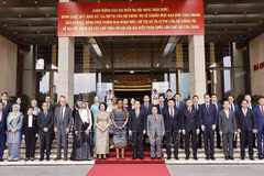 Le président de l'Assemblée nationale, Tran Thanh Man (premier rang, 9e à partir de la gauche), et les invités. Photo: VNA