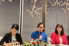La sous-secrétaire d'État américaine au commerce et aux affaires agricoles étrangères, Alexis Taylor, à la conférence de presse, le 12 septembre à Hanoï. Photo: VNA