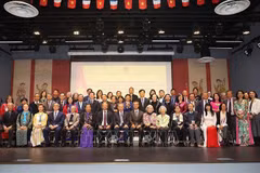 Le dirigeant To Lam et des Vietnamiens de France lors de l'événement. Photo: VNA