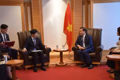 Le vice-Premier ministre Le Minh Khai et le gouverneur de la préfecture de Gunma, Yamamoto Ichita. Photo: VNA