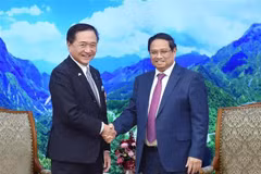 Le Premier ministre Pham Minh Chinh (droite) et le gouverneur de la préfecture japonaise de Kanagawa, Kuroiwa Yuji. Photo: VNA