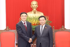 Nguyen Xuan Thang (droite) et Qu Qingshan. Photo: VNA