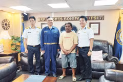 Des cadres du navire 412 et le pêcheur philippin Allan Maglangit (maillot jaune). Photo: VNA