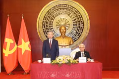 Le secrétaire général du Comité central du Parti communiste du Vietnam (PCV) et président vietnamien, To Lam, lors de sa rencontre avec des Vietnamiens en Chine, le 18 août, à l'ambassade du Vietnam à Pékin. Photo: VNA