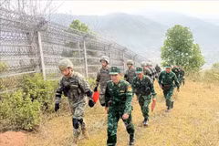 Des gardes-frontières vietnamiens et chinois effectuent une patrouille conjointe