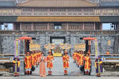 La cérémonie "Ban Soc" de la dynastie des Nguyên reconstituée à l’ouverture du Festival de Huê 2024