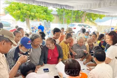 Ho Chi Minh-Ville organise des examens médicaux pour des personnes défavorisées au Laos