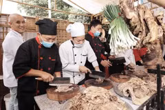 Soixante-cinq maîtres cuisiniers et experts culinaires se réuniront au Festival du Pho 2024