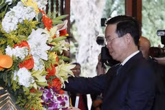 Le président offre de l'encens pour commémorer le Président Ho Chi Minh à Nghe An