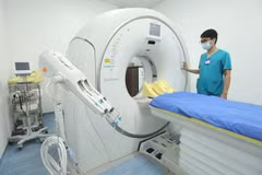 Inauguration d'un hôpital de traitement des malades du COVID-19 à Hanoï