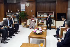 La Première ministre bangladaise reçoit le nouvel ambassadeur du Vietnam