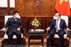 Le président Nguyen Xuan Phuc reçoit des ambassadeurs étrangers