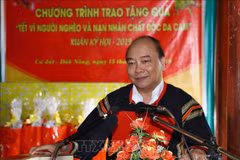 Le PM Nguyen Xuan Phuc offre des cadeaux aux personnes méritantes à Dak Nong