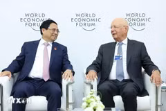 Le Premier ministre Pham Minh Chinh (gauche) et le professeur Klaus Schwab, fondateur et président exécutif du Forum économique mondial. Photo: VNA