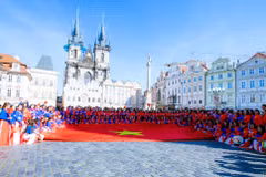 Les femmes vietnamiennes portent l'ao dai à Prague, en République tchèque. Photo: VNA