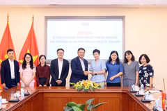 La directrice générale de l'Agence vietnamienne d'information, Vu Viet Trang (4e, droite), reçoit Chavarong Limpattamapanee (5e, gauche), président du Conseil national de la presse de Thaïlande et conseiller principal auprès de la Fédération des journalistes thaïlandais. Photo: VNA