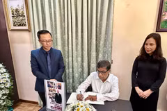 Le secrétaire général du Parti communiste du Sri Lanka G.Weerasinghe écrit dans le registre de condoléances à la mémoire du secrétaire général Nguyen Phu Trong. Photo: VNA