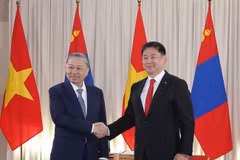 Le secrétaire général du Comité central du Parti communiste du Vietnam et président vietnamien To Lam (gauche) et le président mongol Ukhnaagiin Khurelsukh, le 30 septembre à Ulan Bator. Photo: VNA