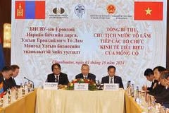 Le secrétaire général du Parti communiste du Vietnam et président vietnamien, To Lam (au milieu), rencontre des représentants d'organisations économiques de premier plan de Mongolie. Photo: VNA