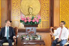 Le secrétaire du Comité provincial du Parti et président du Conseil populaire provincial de Long An, Nguyen Van Duoc (droite), reçoit le consul général de Biélorussie à Hô Chi Minh-Ville, Ruslan Varankou, le 22 août. Photo: VNA