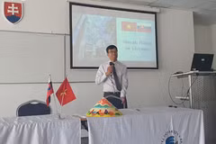 L'ambassadeur du Vietnam en Slovaquie, Nguyen Tuan, souligne l'importance du programme de camps d'été. Photo: VOV