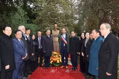 Le dirigeant To Lam (7e à partir de la gauche) rend hommage au Président Ho Chi Minh au parc Montreau. Photo: VNA