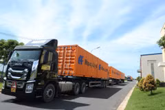 Des conteneurs de Hoa Phat seront livrés à la société Hapag-Lloyd. Photo: VNA