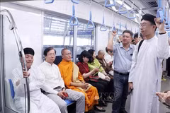 Les délégués expérimentent le service de la ligne n°1 du métro de Ho Chi Minh-Ville, le 8 juin. Photo : VNA