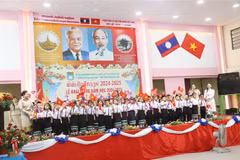 Des élèves à la rentrée scolaire de l'école bilingue Laos-Vietnam Nguyen Du. Photo: VNA