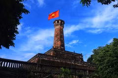 Exploration de sept tours du drapeau du Vietnam