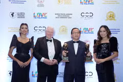 Graham Cooke (deuxième à gauche), fondateur des World Travel Awards, remet un prix au vice-président de Vietjet, Do Xuan Quang (deuxième à droite). Photo : Vietjet
