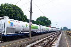 Un train transportant les 16 réservoirs ISO contenant du GNL du Sud vers le Nord. Photo : PV Gas 
