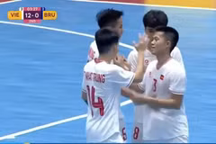 Les joueurs vietnamiens félicitent la victoire. Photo : VFF