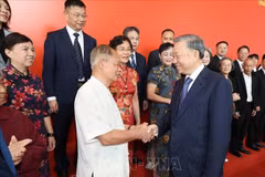 Le secrétaire général et président To Lam rencontre des délégués chinois. Photo: VNA