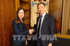 L'ambassadeur du Vietnam en Italie, Duong Hai Hung, et la présidente de la région, Alessandra Todde. Photo: VNA