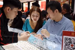 La vente et l'achat de l’or à la société Bao Tin Minh Chau. Photo : VNA