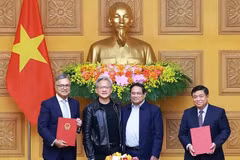 Le Premier ministre Pham Minh Chinh (2e à partir de la droite) et le président et directeur général de NVIDIA, Jensen Huang (2e à partir de la gauche), lors de la cérémonie de signature d'un accord de coopération entre le gouvernement vietnamien et le géant américain des puces électroniques sur la création d'un centre de recherche et développement en IA et d'un centre de données IA au Vietnam. Photo : VNA