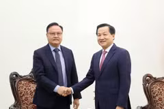 Le vice-Premier ministre Lê Minh Khai (droite), et le ministre lao des Finances, Santiphab Phomevihane. Photo: VNA