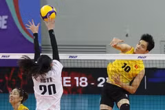 Nguyen Thi Bich Tuyen (maillot jaune) joue bien contre ses adversaires kazakh. Photo: AVC 