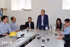 L'ambassadeur du Vietnam en Belgique Nguyen Van Thao à la rencontre avec des experts belges. Photo: VNA