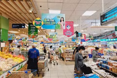 Le Premier ministre Pham Minh Chinh signe la promulgation d'une directive visant à stimuler la consommation, soutenir la production et le commerce, et développer le marché national. Photo: VNA