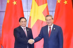Le Premier ministre Pham Minh Chinh (gauche) et le Premier ministre du Conseil des Affaires d'Etat de Chine, Li Qiang. Photo: VNA